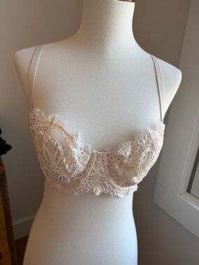 Victoria's Secret Lace Underwire Bralette in Cream